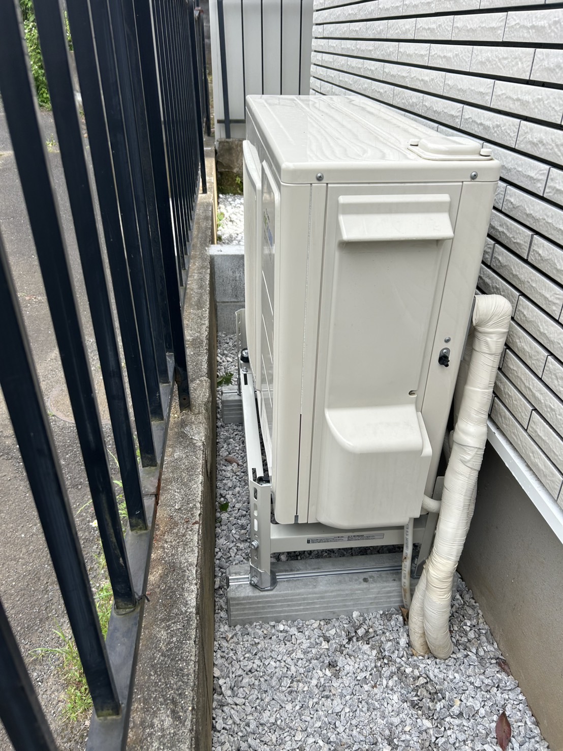 壁掛けエアコン】室外機の嵩上げ（かさ上げ）@八王子市大谷町 | 株式